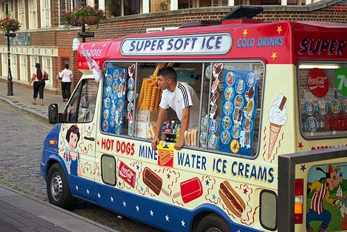 Sprzedawca lodów na ulicach Londynu.